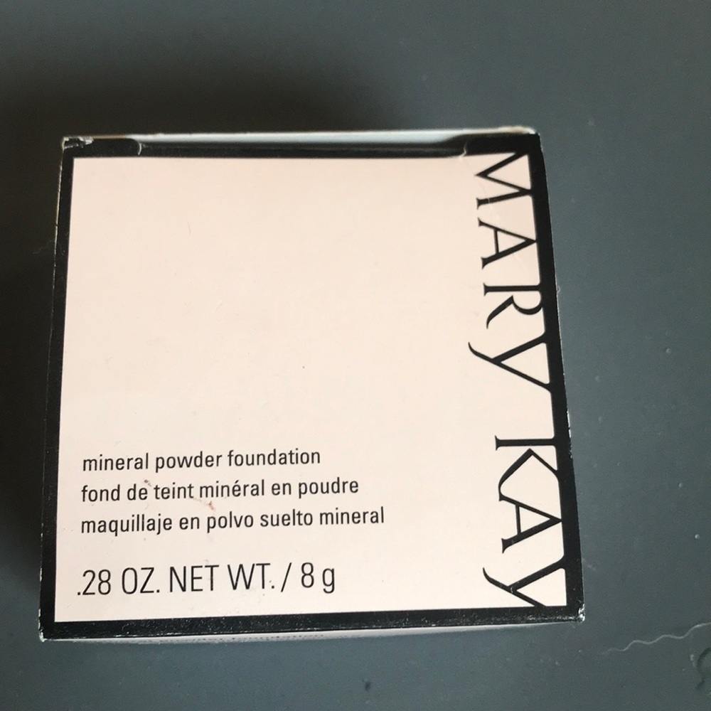Mary Kay mineral foundation powder New in box